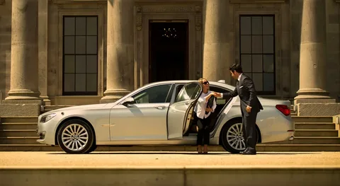 Limousine Services for Dubai Luxury Shoppers: A VIP Shopping Experience